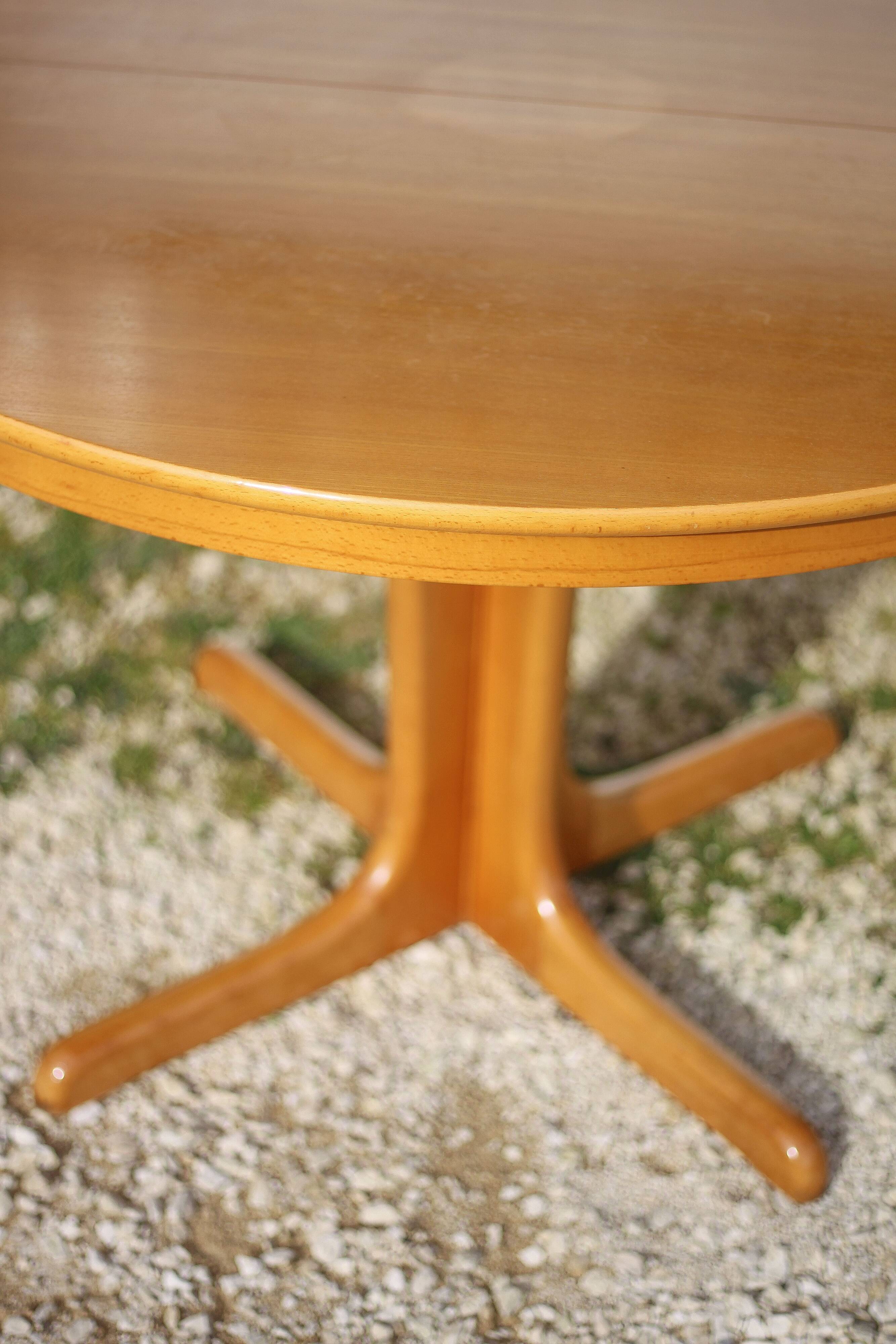 Table ronde bois et ses 4 chaises Self, table à manger, meuble de salon