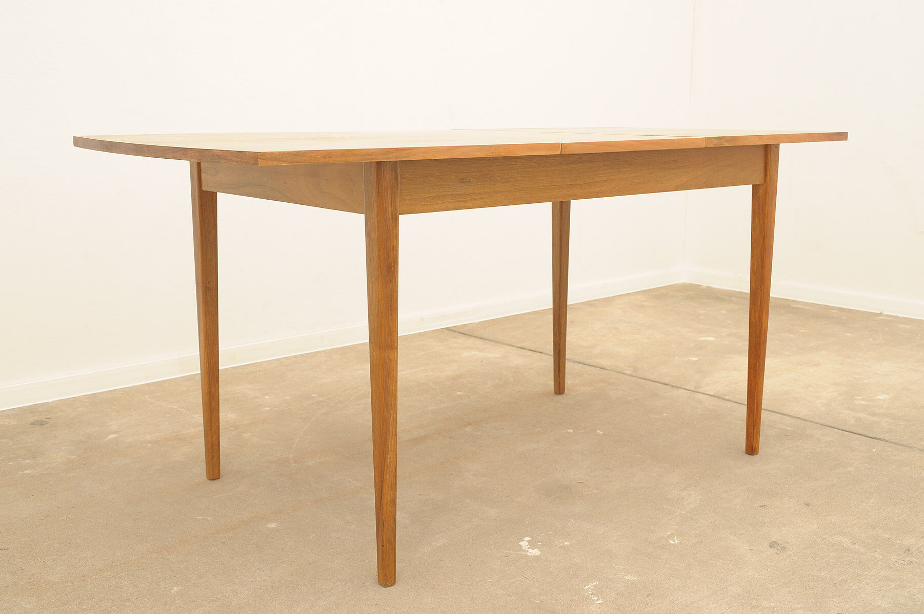 Table à manger pliante en noyer entièrement rénovée, années 1970, Tchécoslovaquie