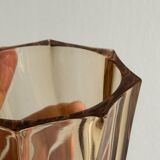 Petit vase en verre torsadé rose translucide