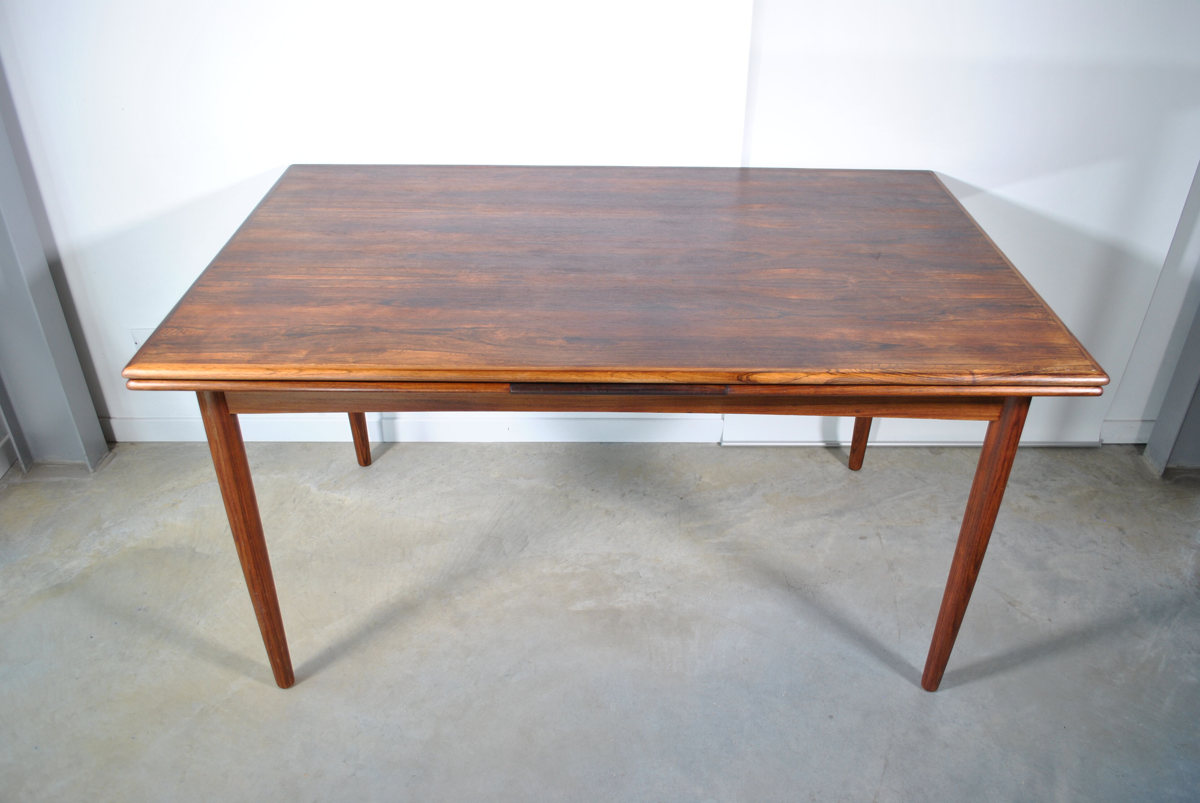Extendable rosewood dining table year 60