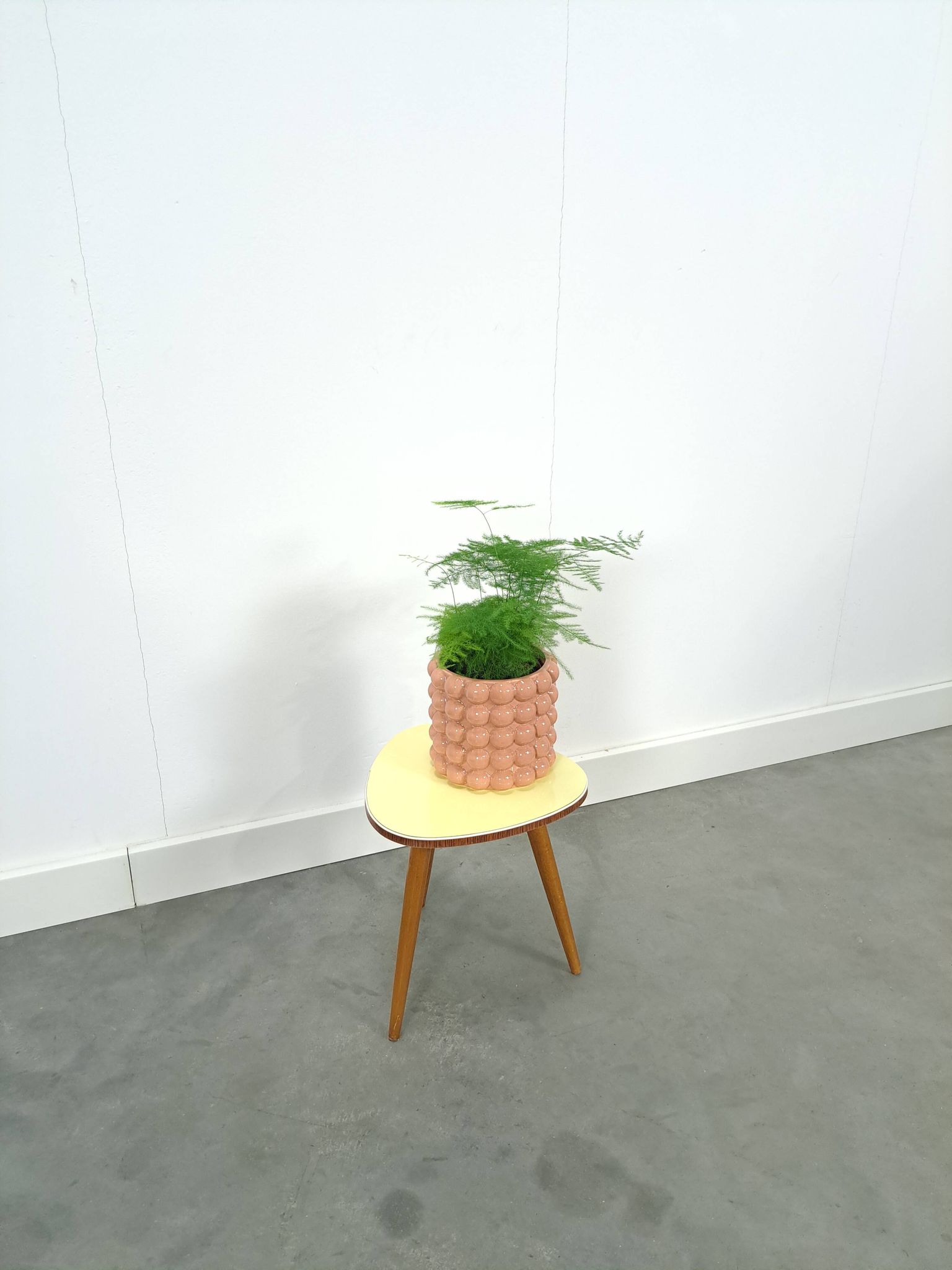 Table à plantes jaune avec pieds en bois 1950, table d'appoint