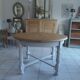 Table ronde  piètement en chêne patiné gris perle, plateau bois.