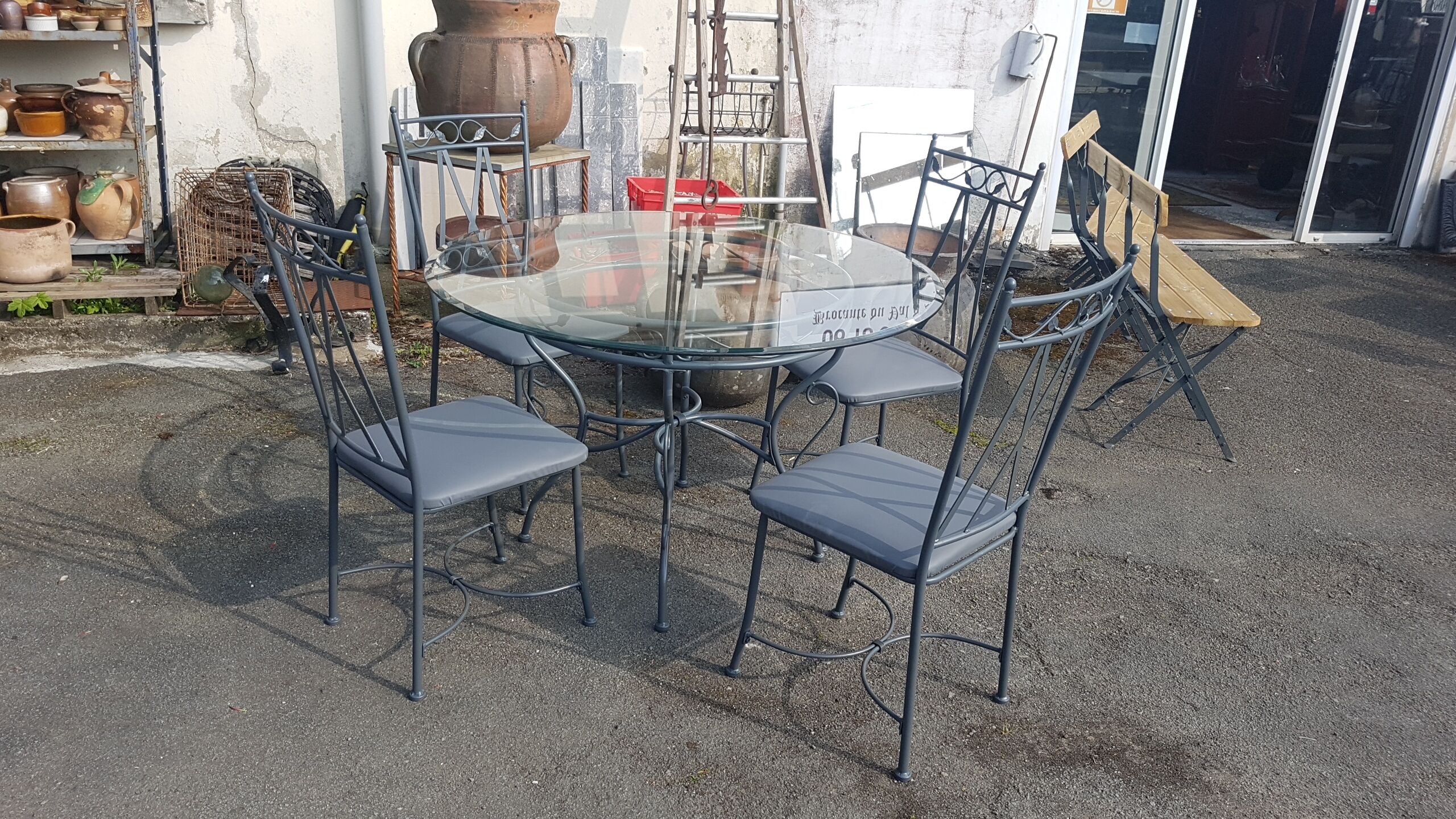 Table ronde et 4 chaises en fer forgé