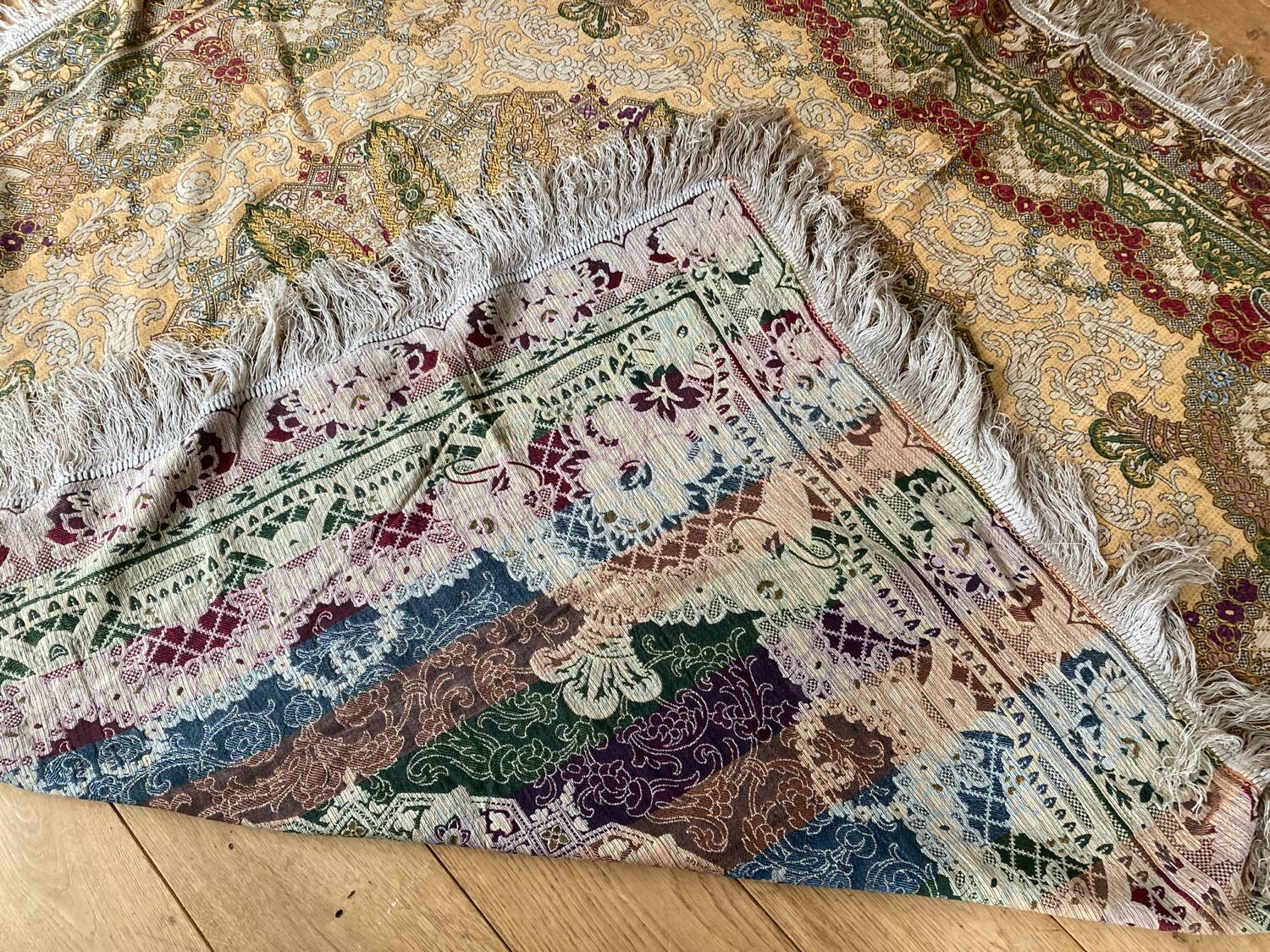 Nappe en soie d’Alger époque début XXe motifs floraux rehaussés de fils dorés, fait main