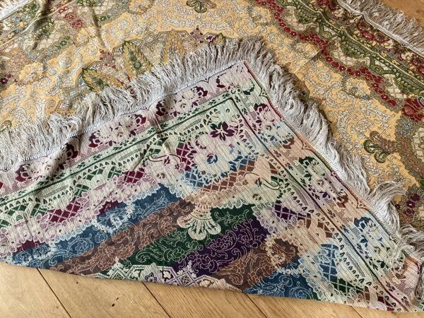 Nappe en soie d’Alger époque début XXe motifs floraux rehaussés de fils dorés, fait main