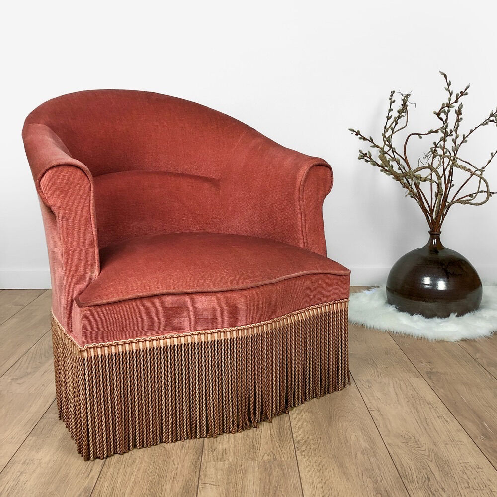 Fauteuil crapaud à franges en velour rose poudré