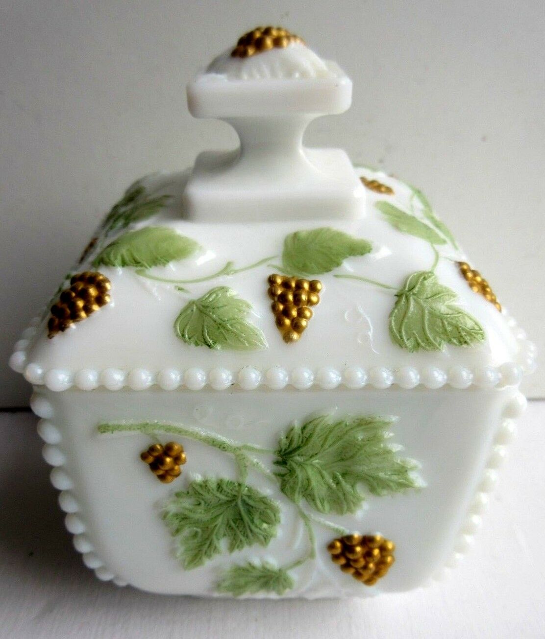 Sugar, white opaline opaline dabsked candy: Golden treils and grapes