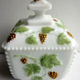 Sugar, white opaline opaline dabsked candy: Golden treils and grapes