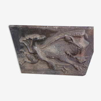 Fireplace plate depicting a wild boar and a dog