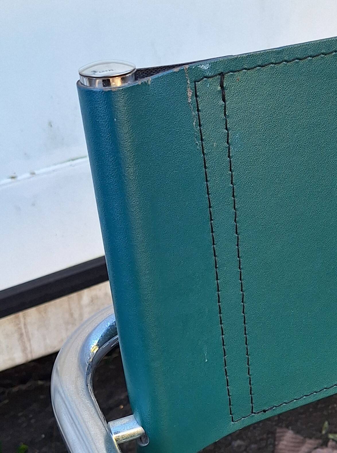 Fauteuil cantilever en métal chromé et cuir vert