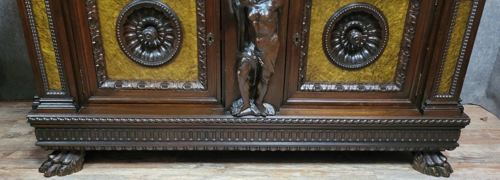 Buffet cabinet style Renaissance a caches secretes en noyer et orme époque