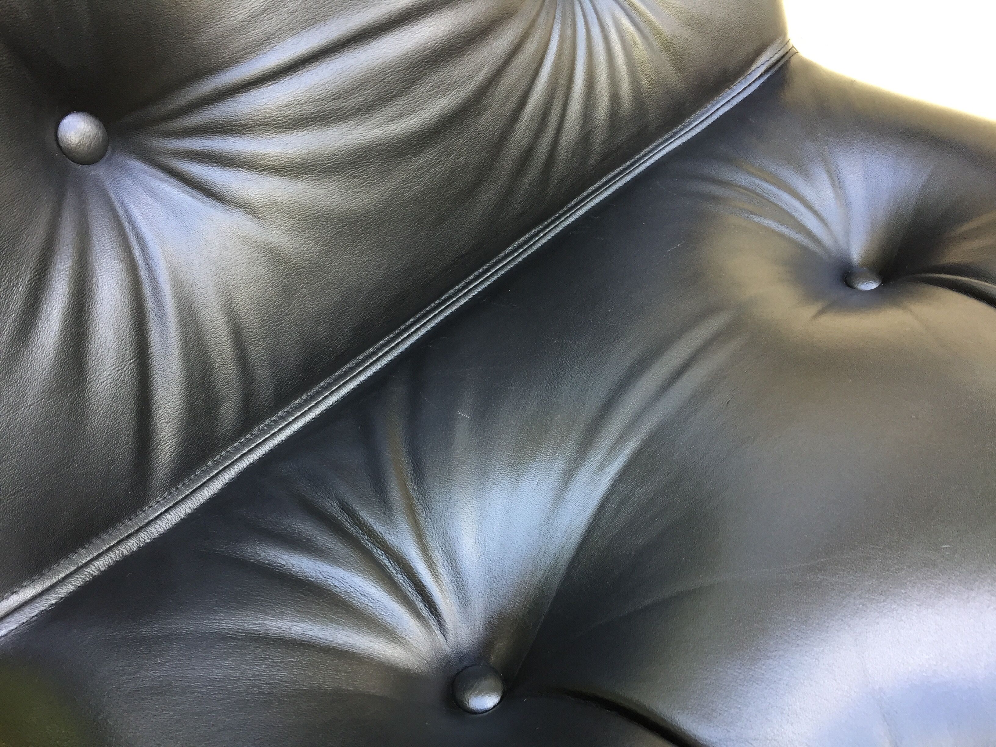 Comforto leather armchair by Mobilier international