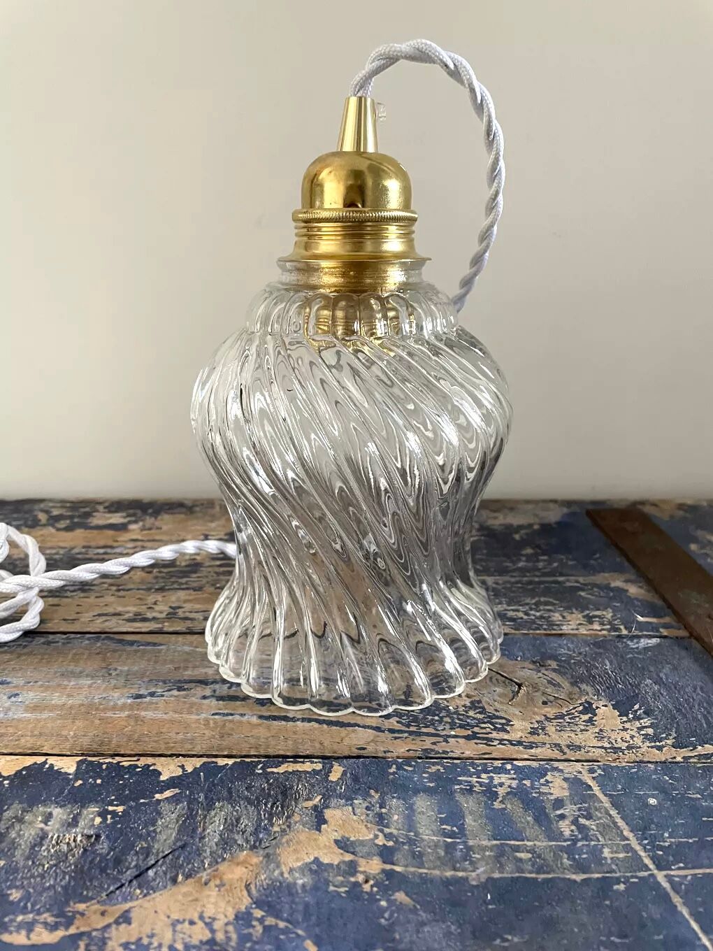 Vintage portable lamp in electrified chiseled glass to nine