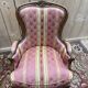Paire de fauteuils - bergères de style Louis XV en soierie