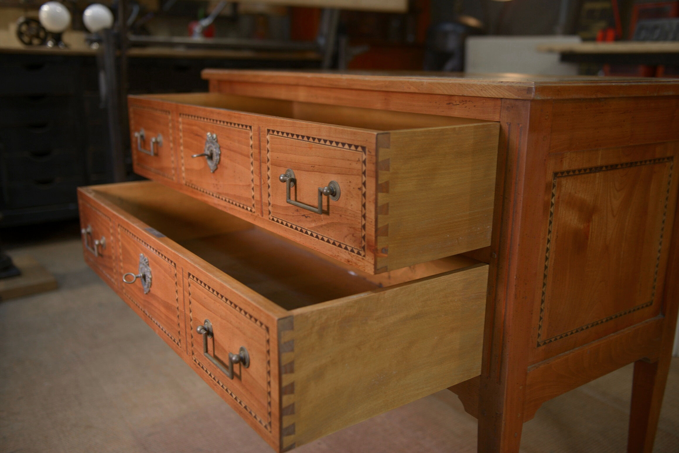 Commode de style Louis XVl en merisier 2 tiroirs estampillée Lechevalier. P.