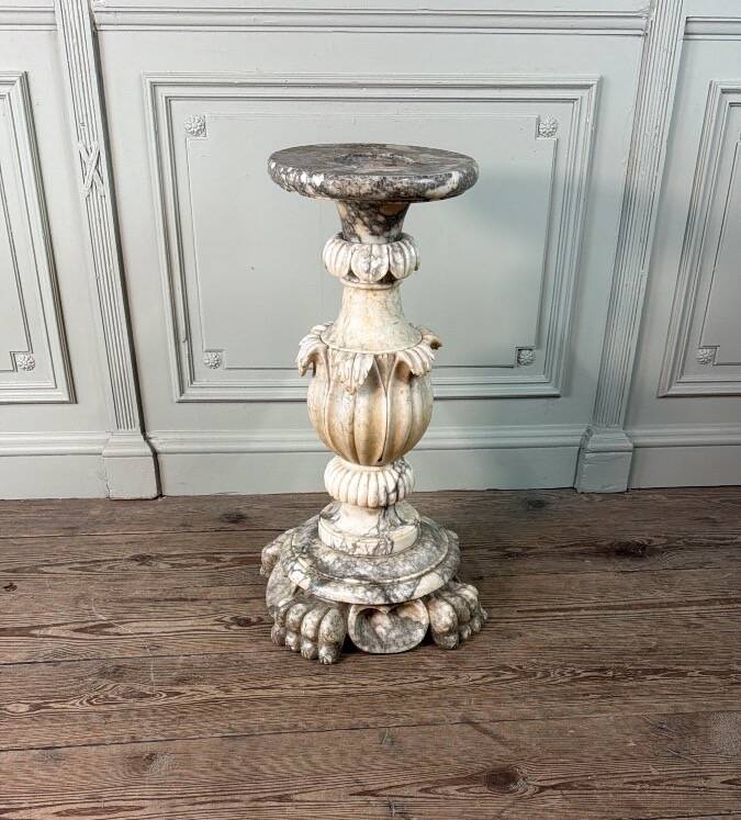 Socle en albâtre sculpté, Italie vers 1880