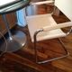 Fauteuil cantilever en cuir sellerie lisse