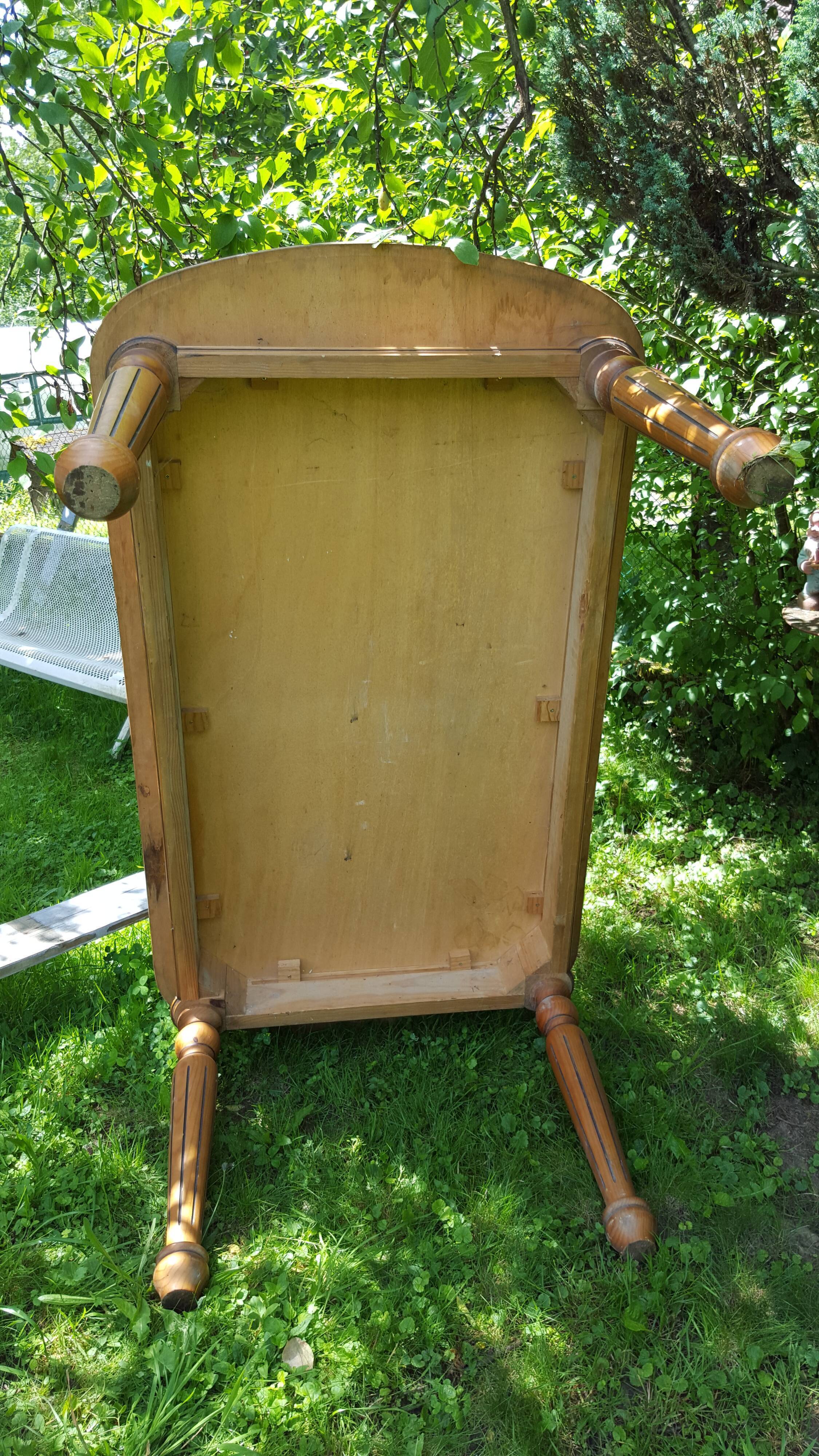 Country table fluted feet and turned