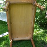 Country table fluted feet and turned