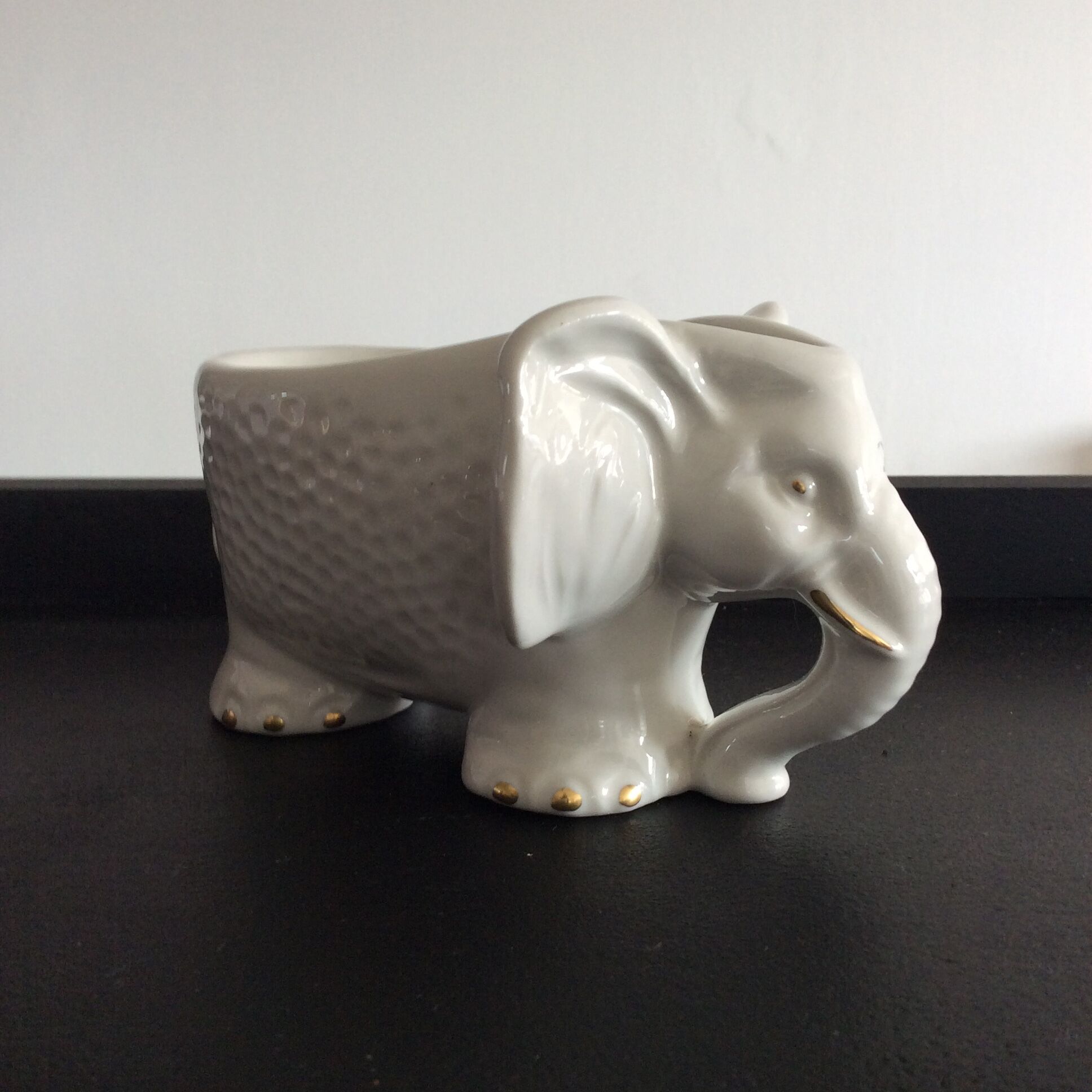 Empty elephant pocket in porcelain of the 70s stamped Capodimonte