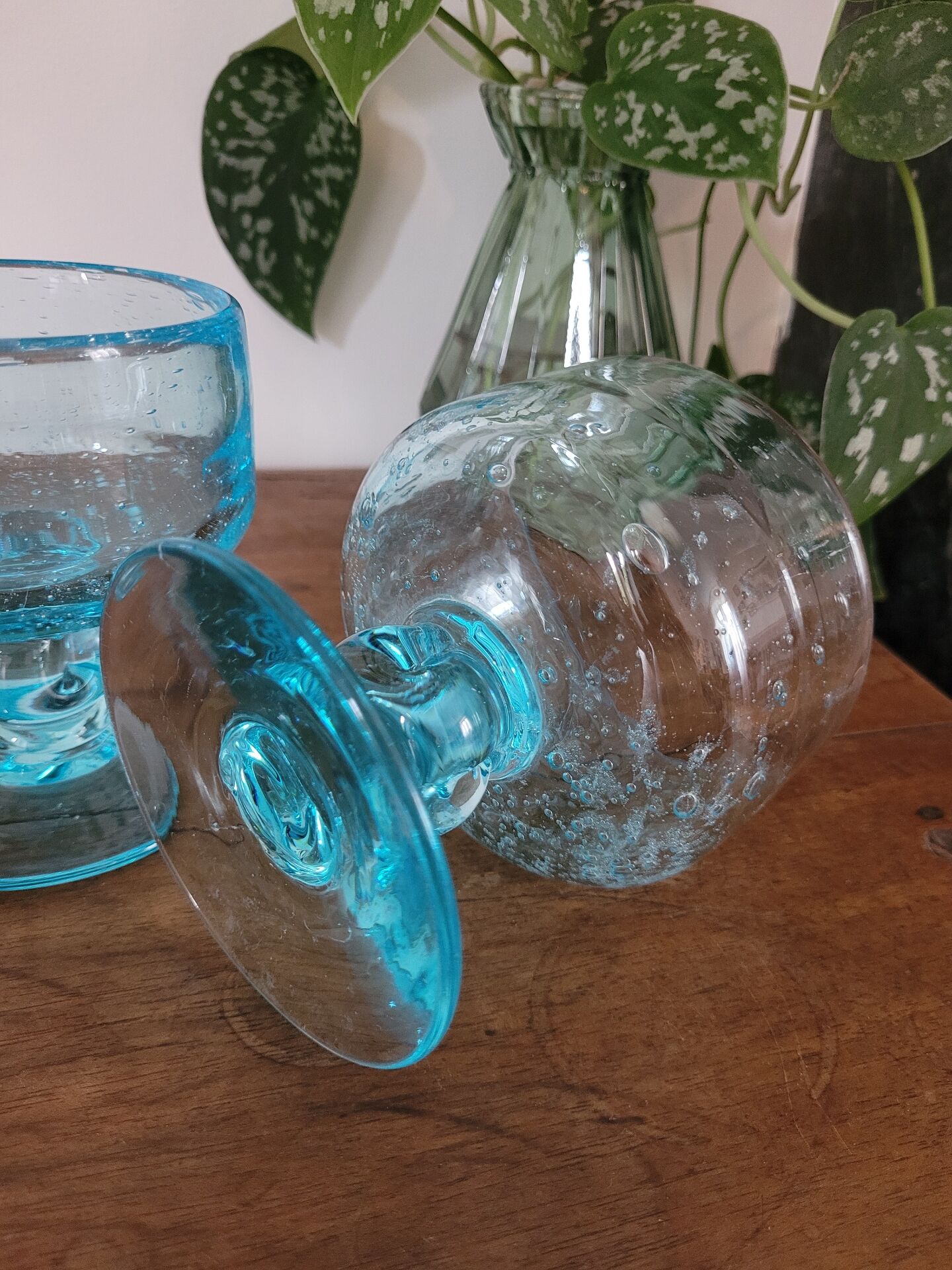 Coupes bleu en verre bullé