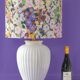 Grande lampe de table maximaliste florale avec une base en céramique Delft et un nouvel abat-jour.