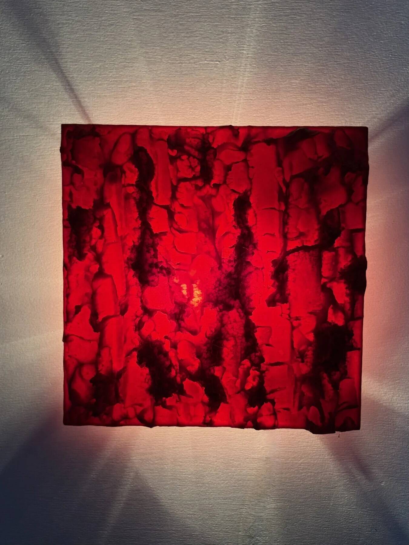 Lampe murale sculpturale rouge design Uwe Mersch des années 1970.