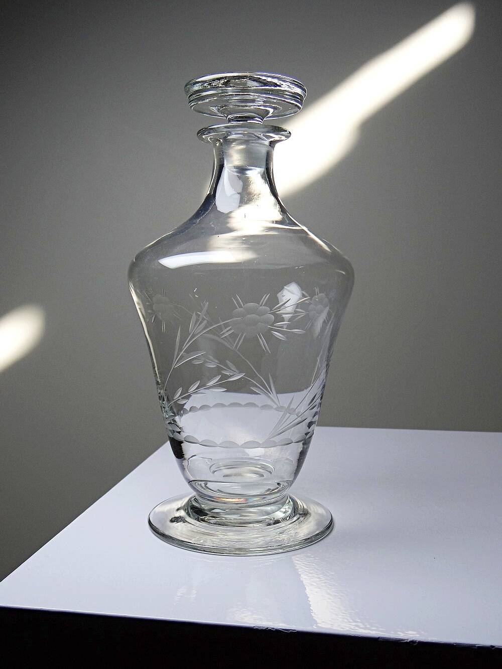 Small antique decanter in engraved Bohemian crystal, early 20th century.
