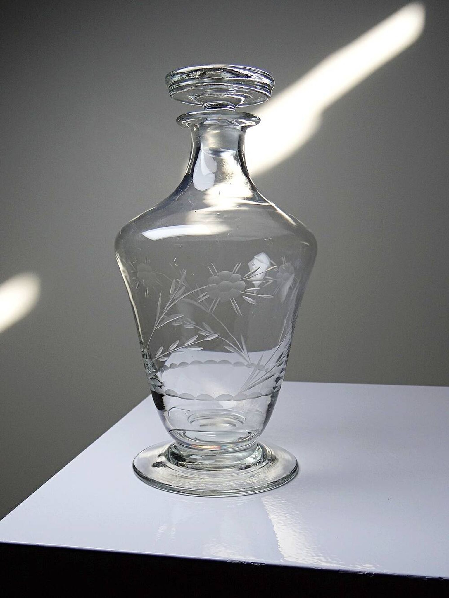 Small antique decanter in engraved Bohemian crystal, early 20th century.