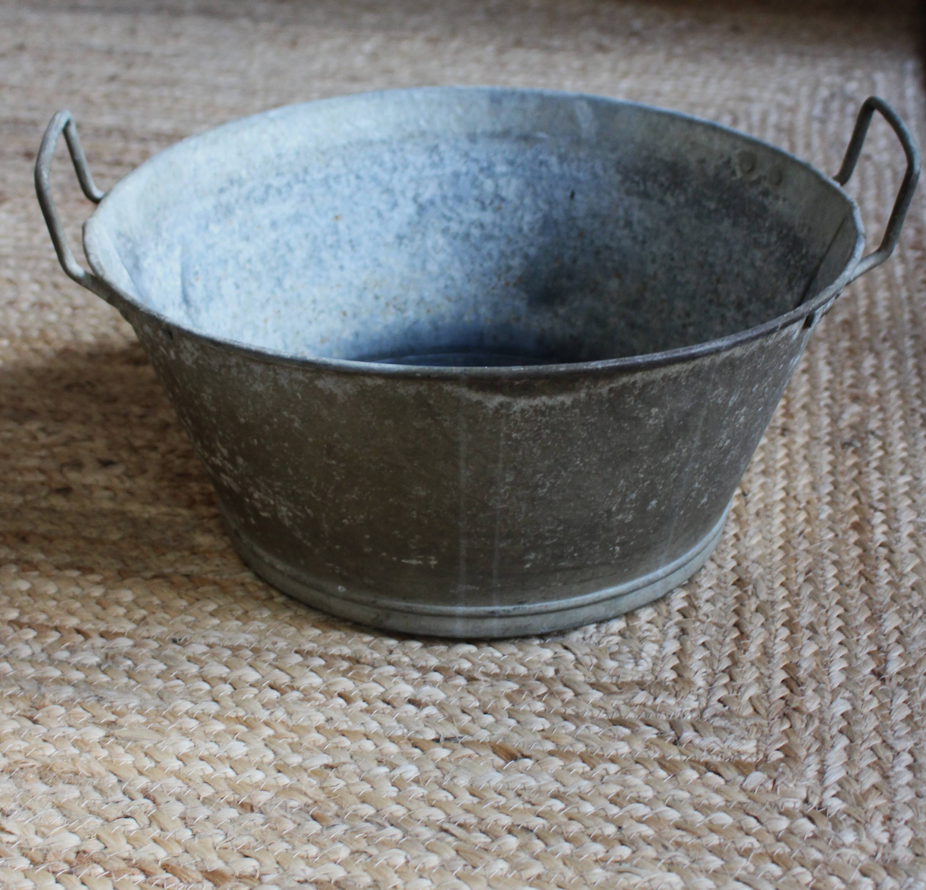 Round zinc basin with two handles vintage garden