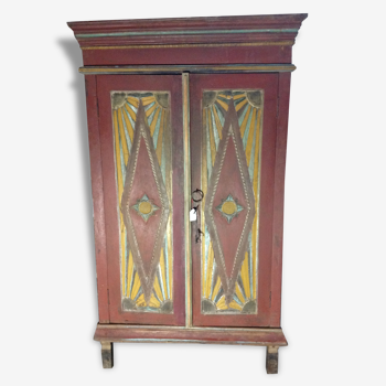 Petite armoire polychrome en bois de teck