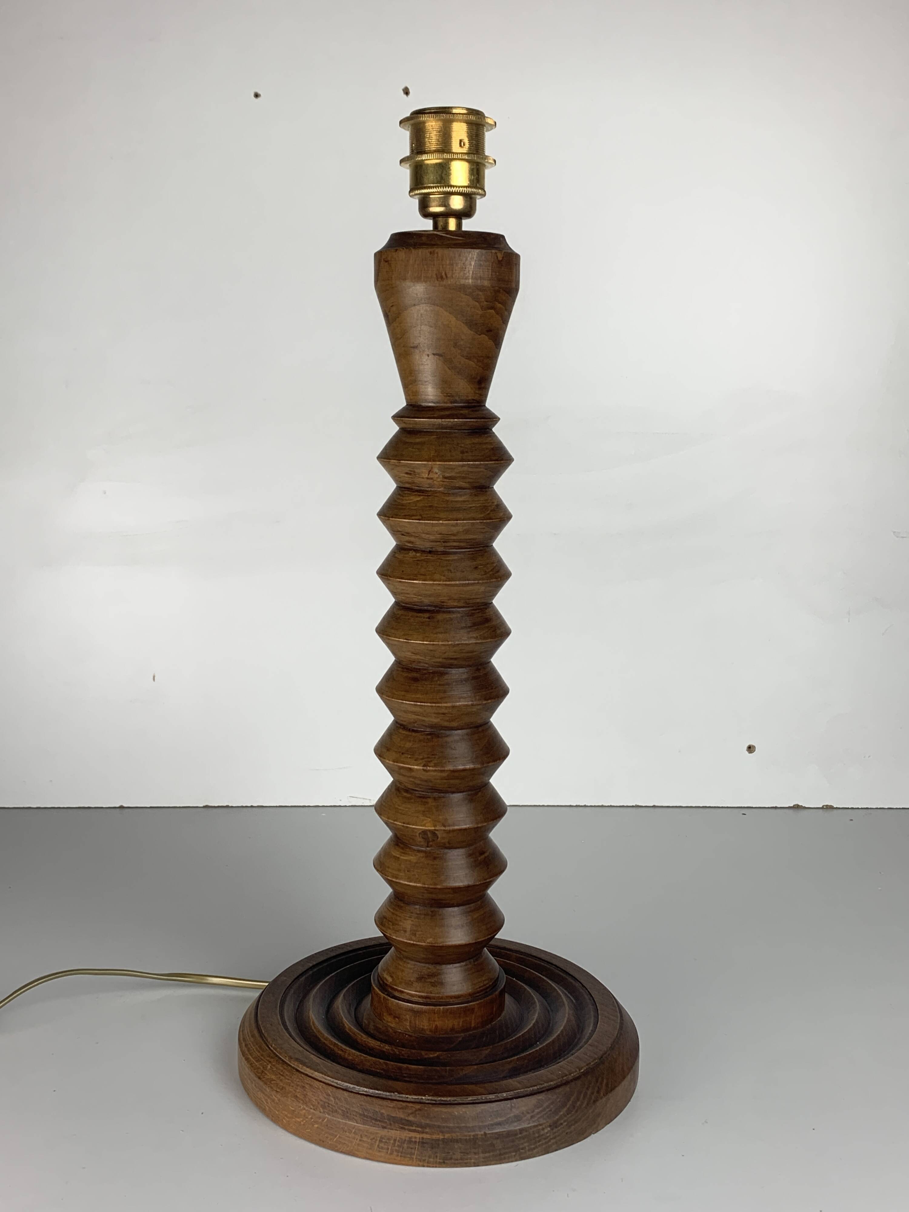 Lampe de table moderniste en bois tourné dans le style de Charles Dudouyt, France années 1940
