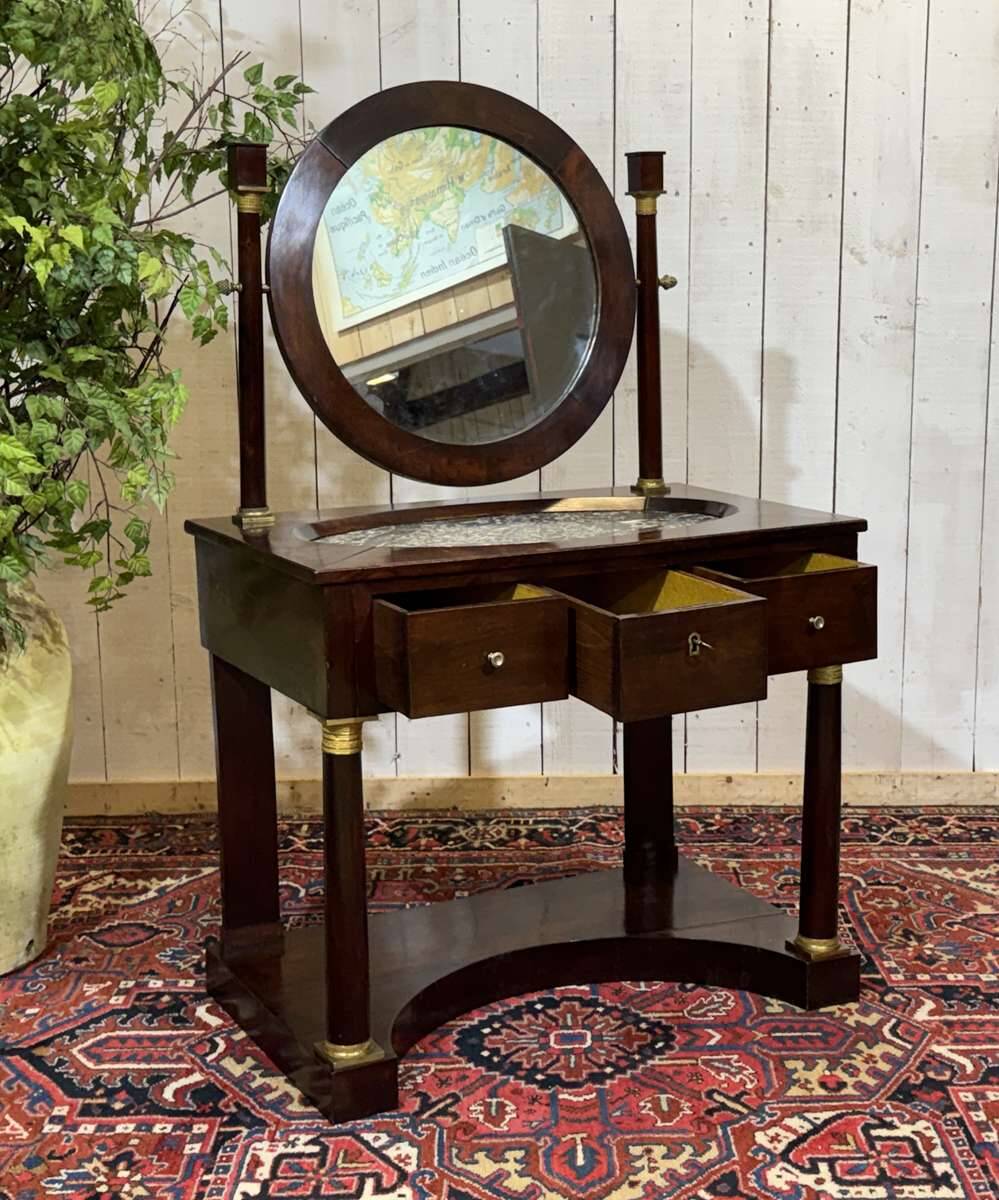 Empire hairdresser from the 19th century in mahogany with a marble top.