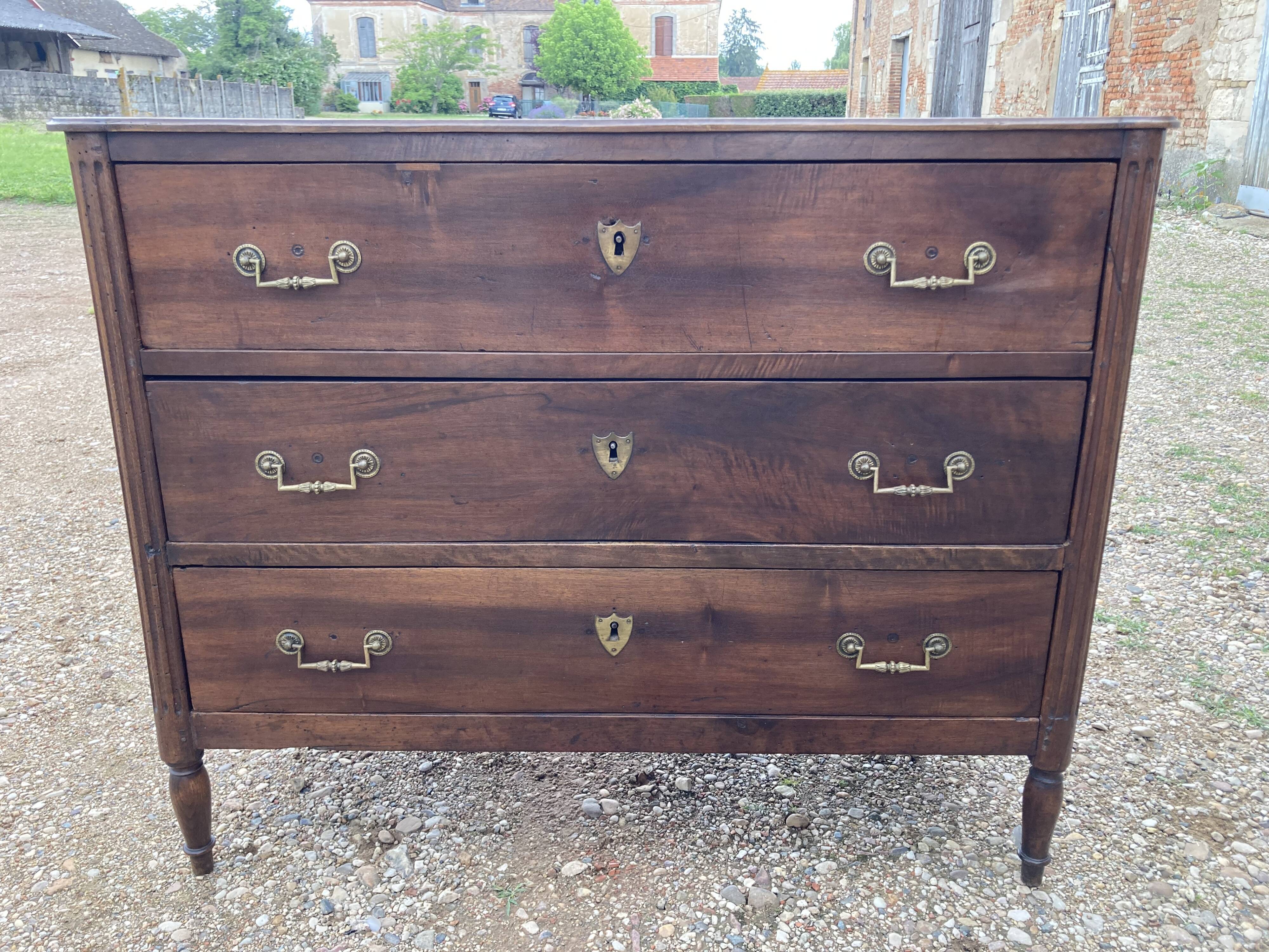 Louis XVI chest of drawers in walnut