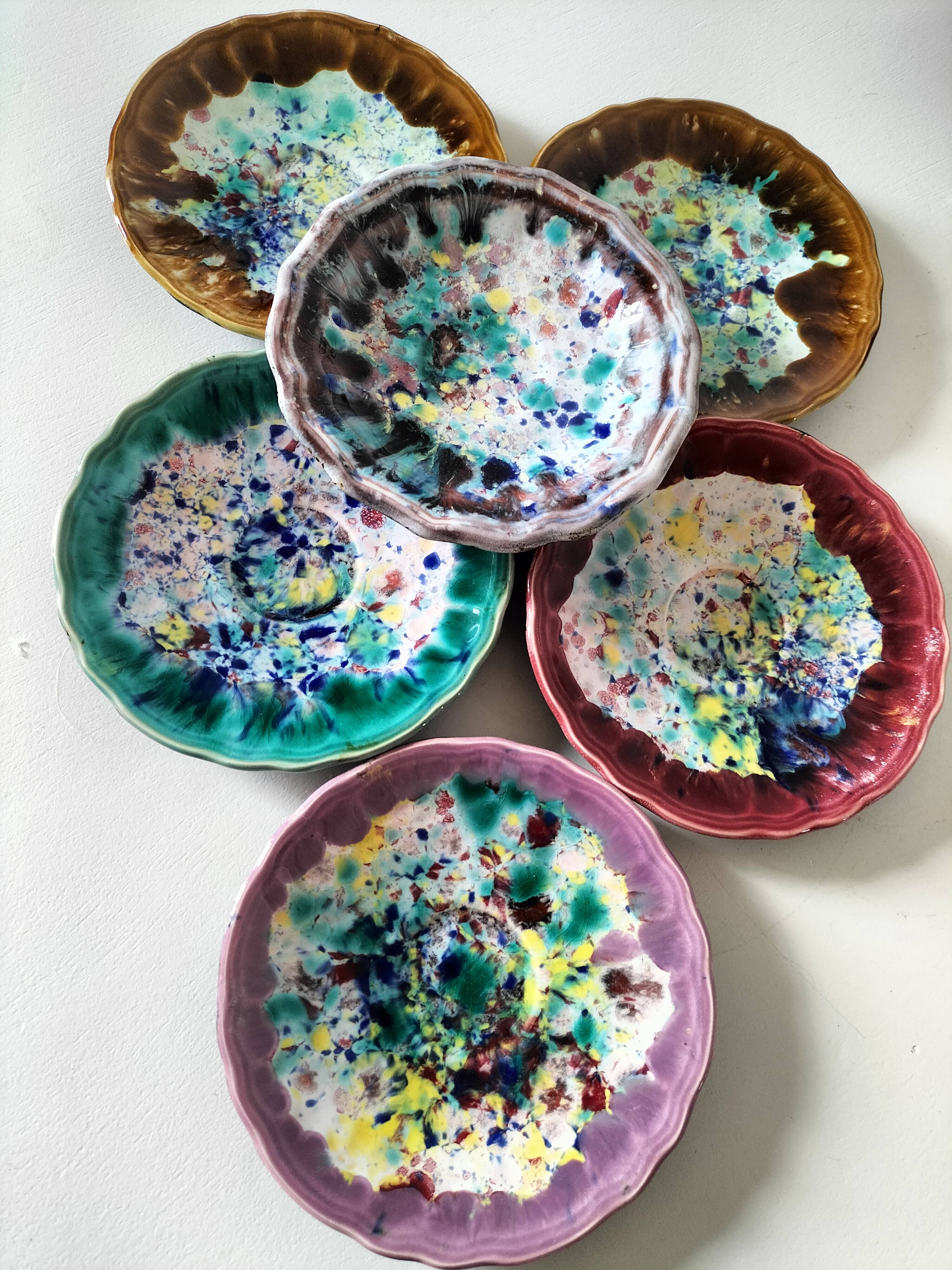 Tasses et soucoupes Morvan en céramique émaillée polychrome