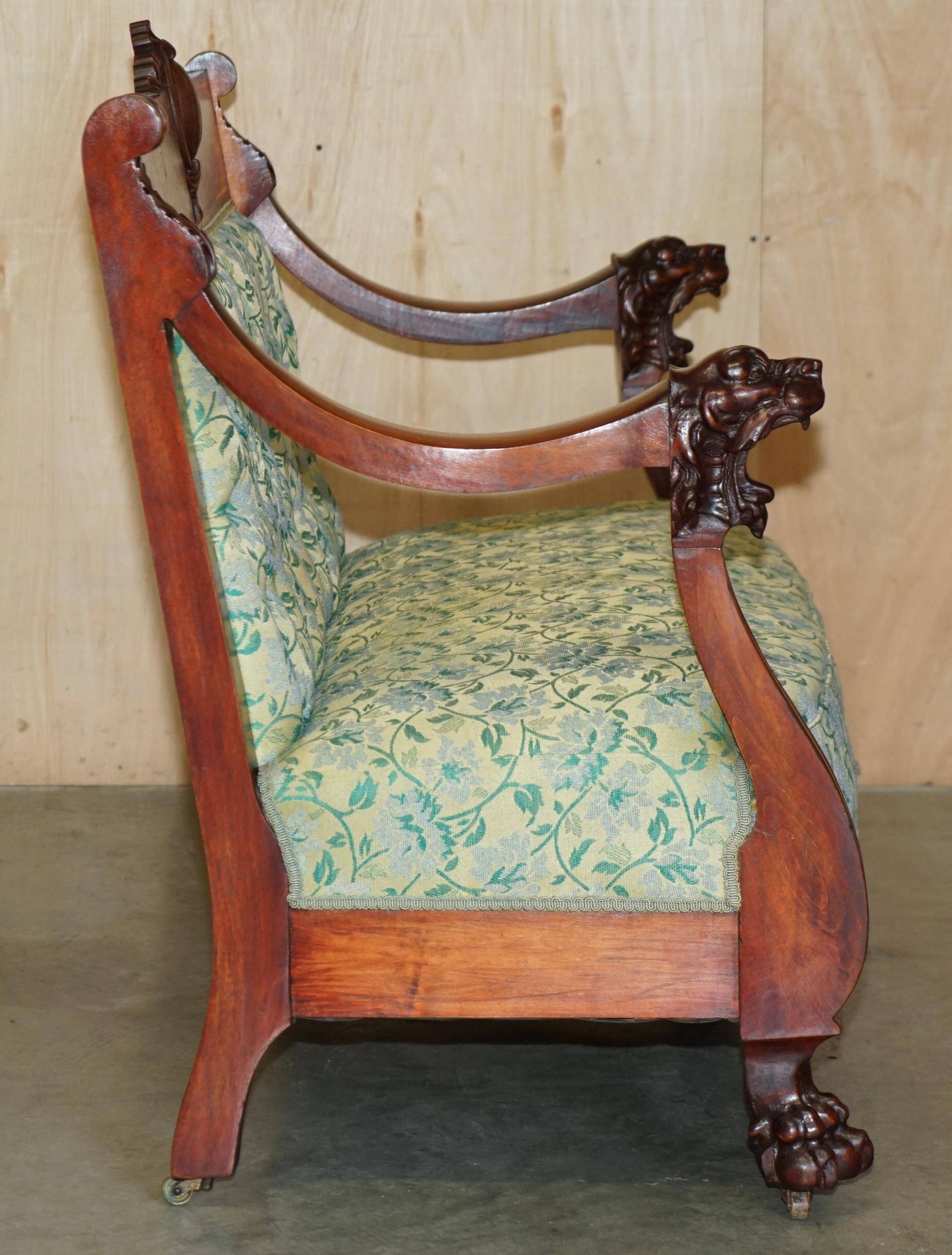 Canapé Chesterfield Ancien Sculpté en Noyer avec Incrustation de Nacre