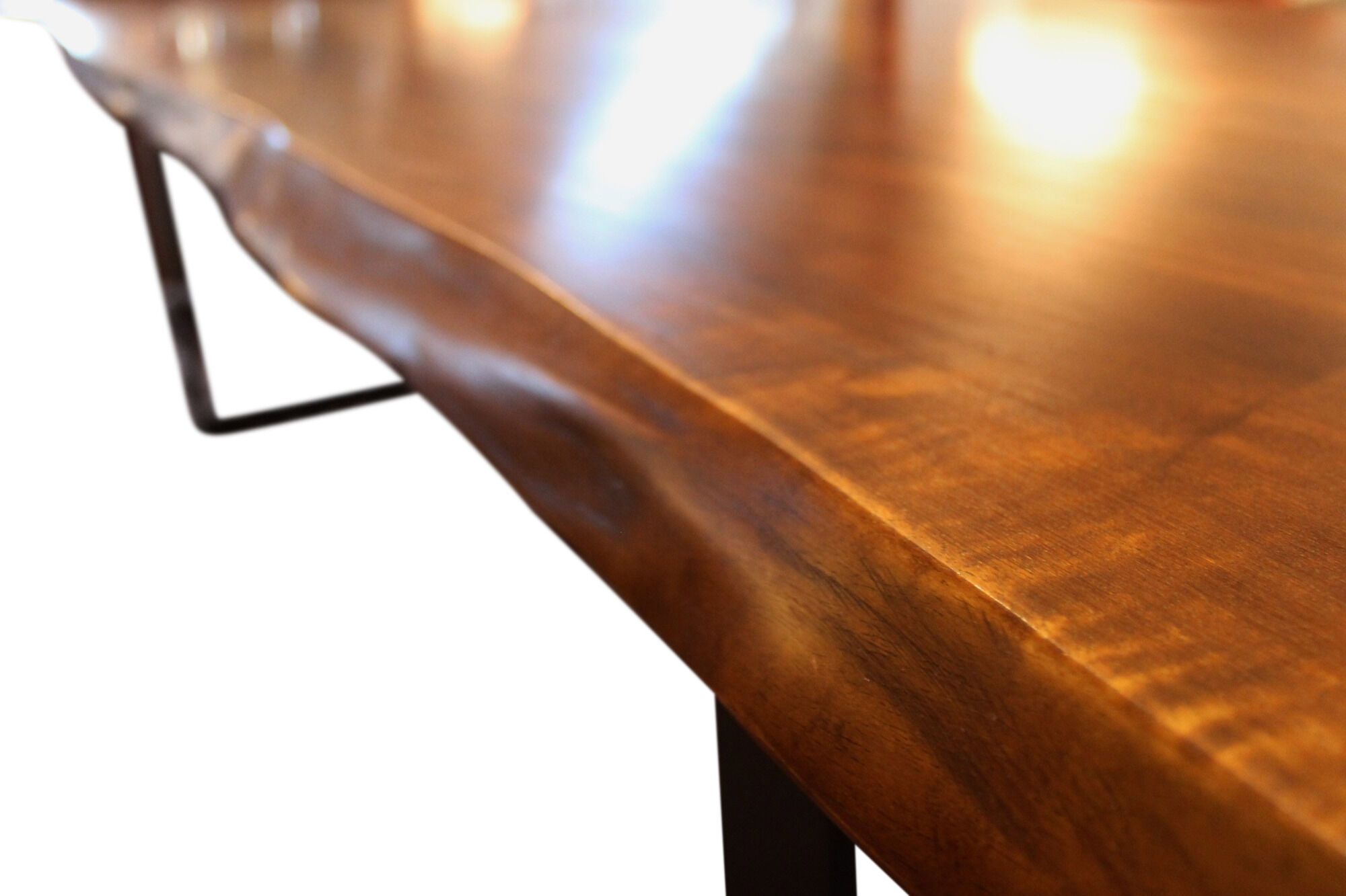 Table de planche de cadre en noyer et en métal noir, faite de deux planches aux bords naturels
