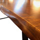 Table de planche de cadre en noyer et en métal noir, faite de deux planches aux bords naturels