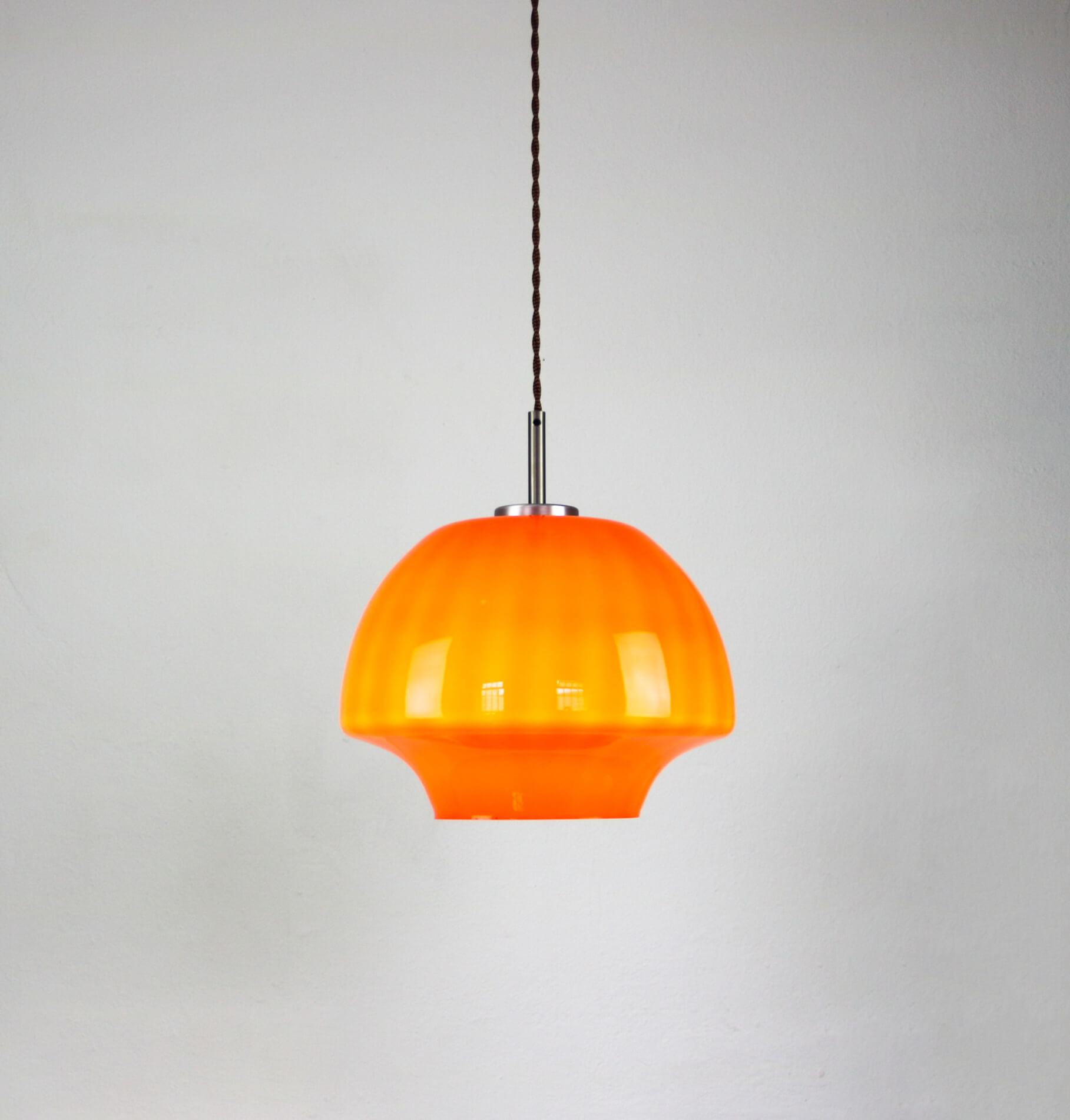 Suspension en verre orange du milieu du siècle