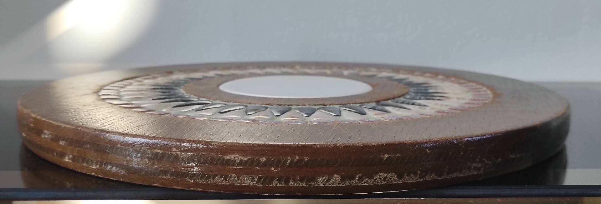 Plateau, dessous de plat brutaliste en bois et mosaïque