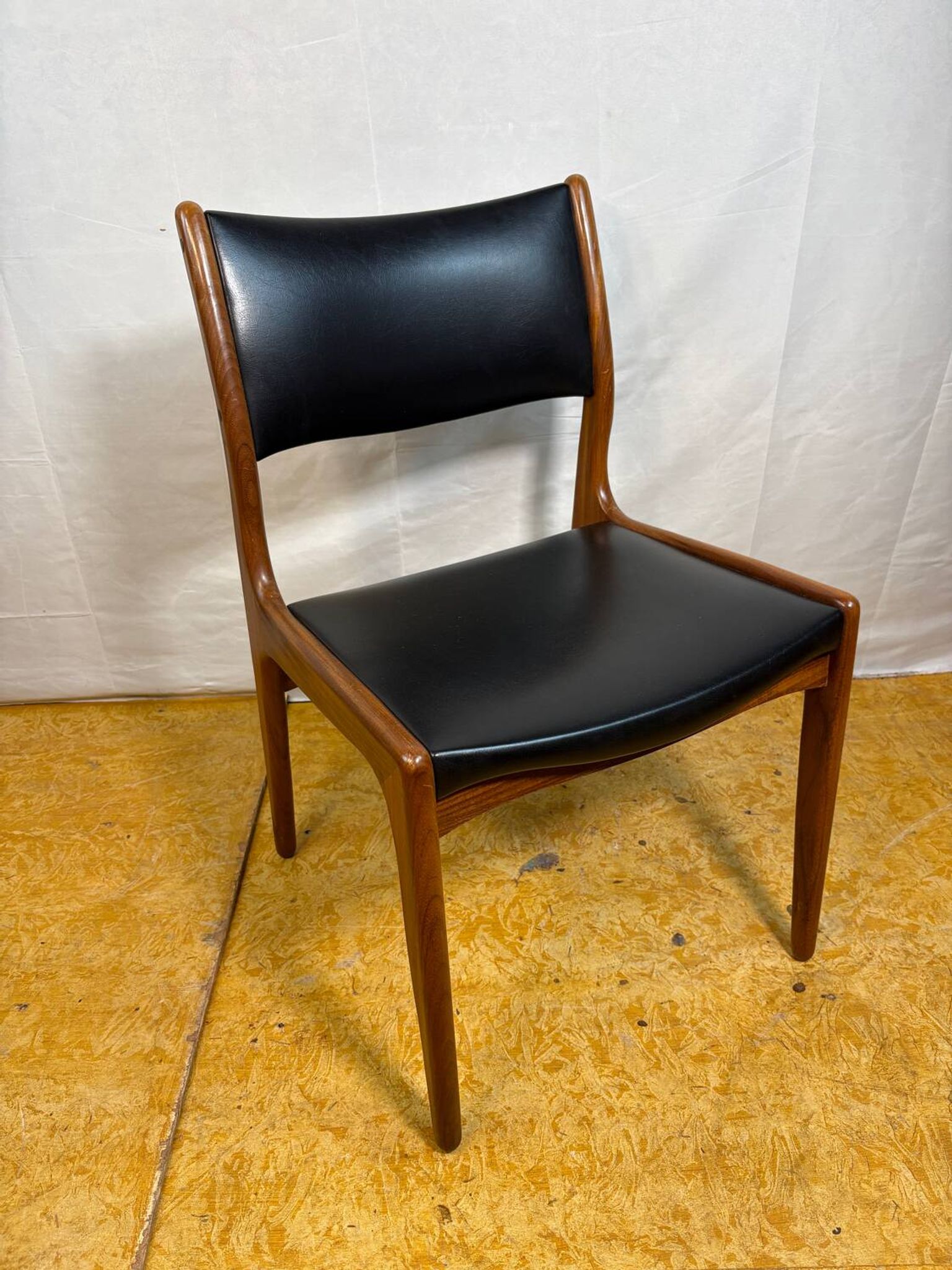 Ensemble de 8 chaises de salle à manger rétro milieu du siècle par Johannes Andersen pour Uldu