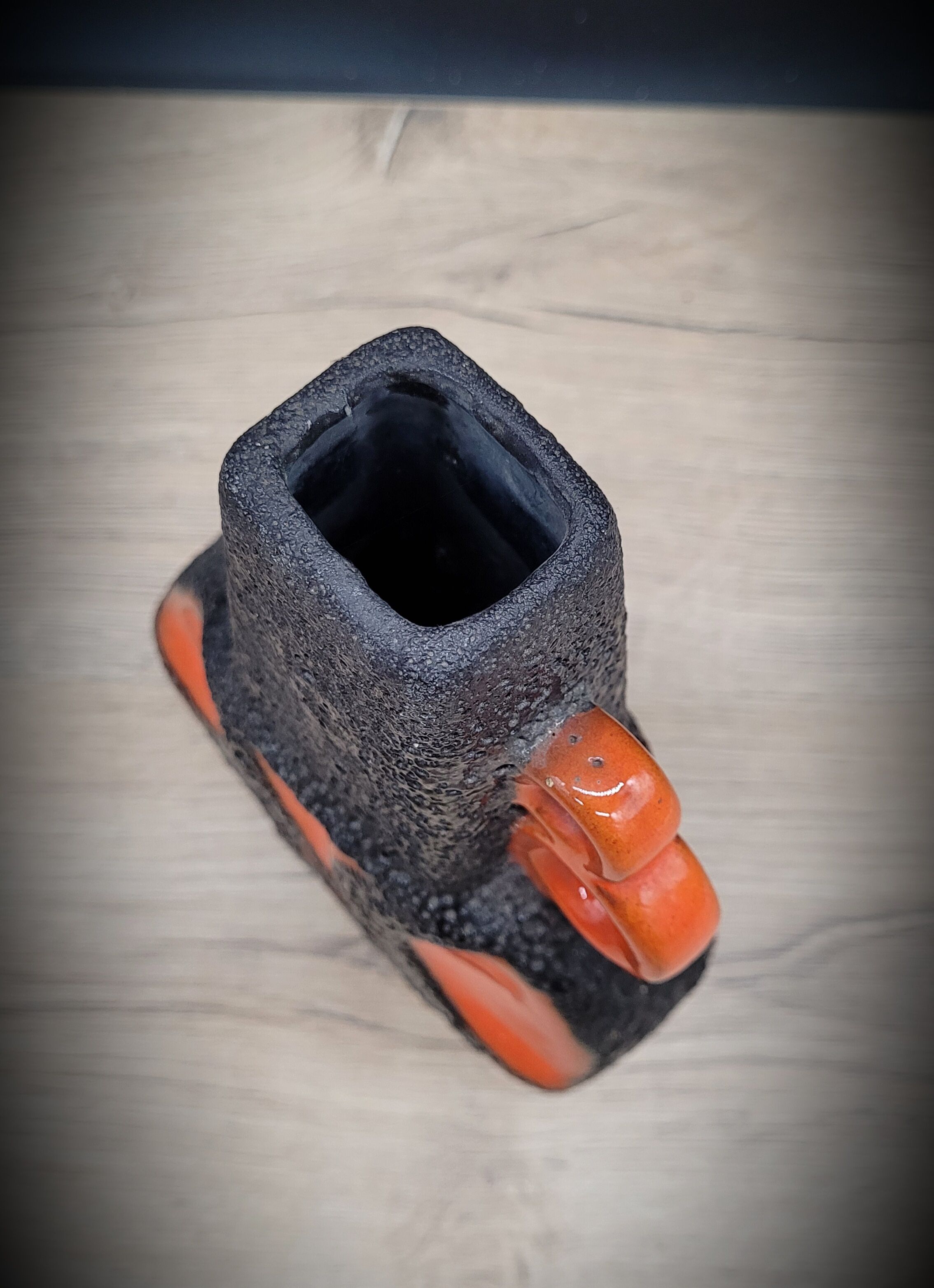 Vase orange lava black