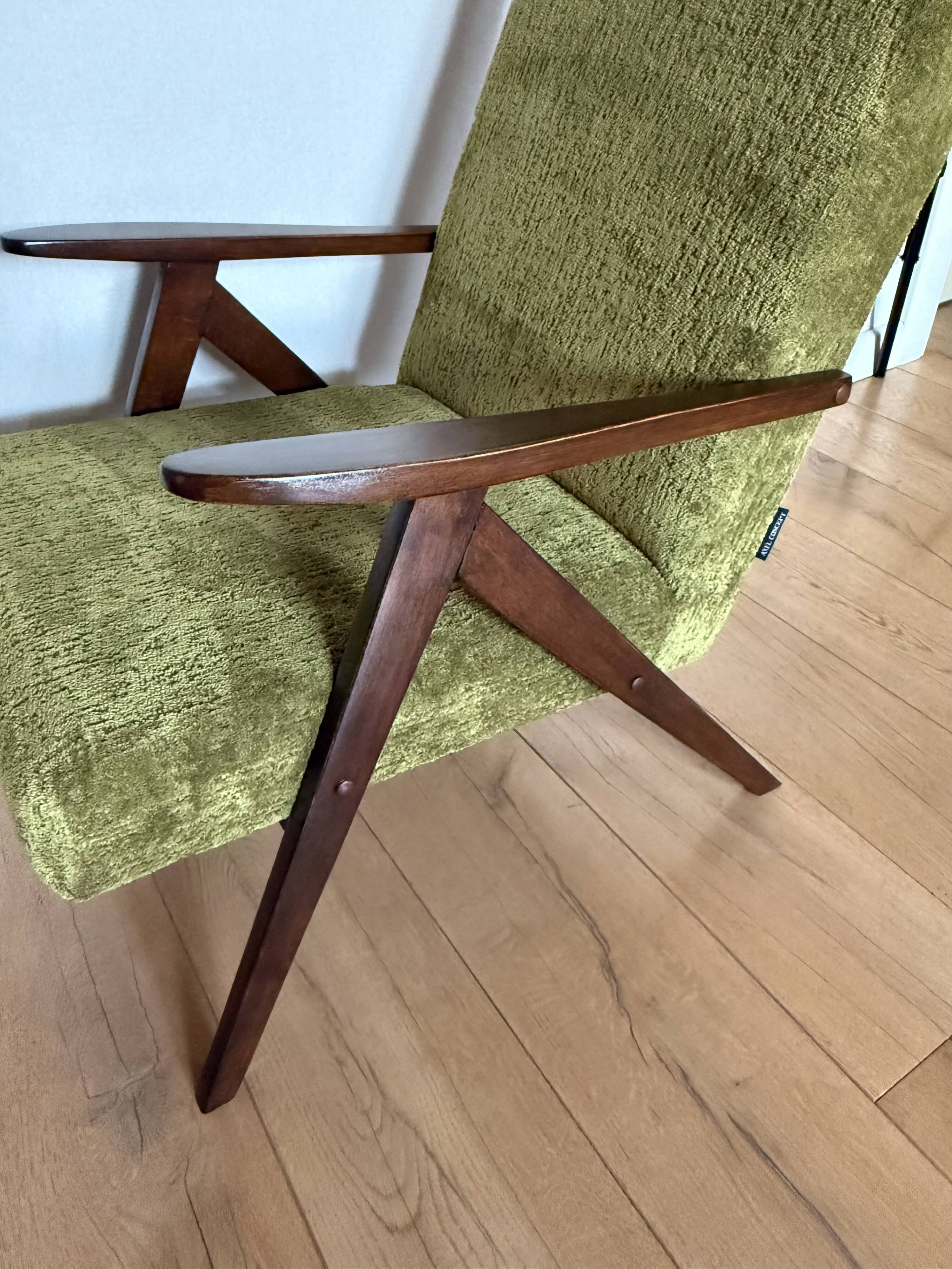 Fauteuil classique Var B-310 en velours structural olive vintage des années 1960 - bois foncé