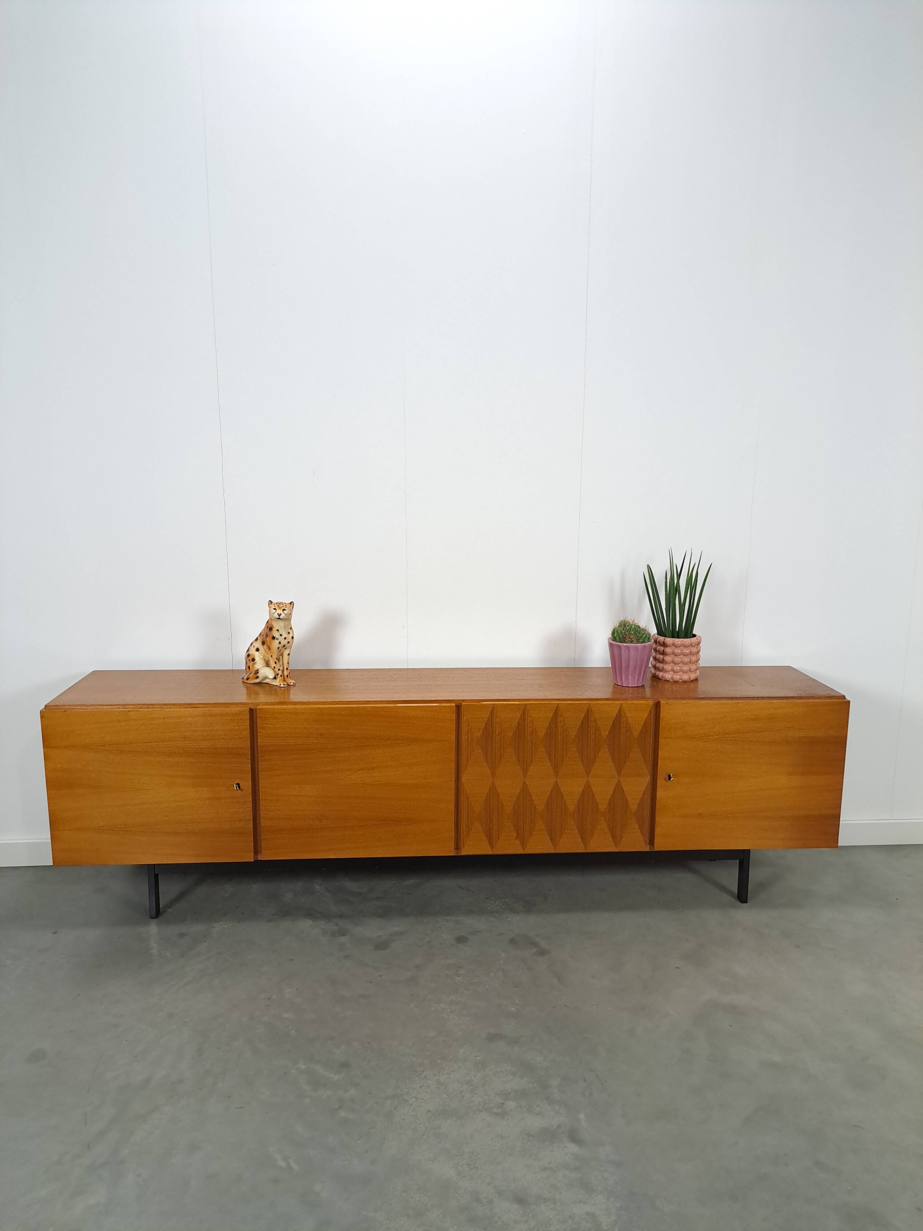 Design dressoir Musterring met zwarte stalen poten, sideboard