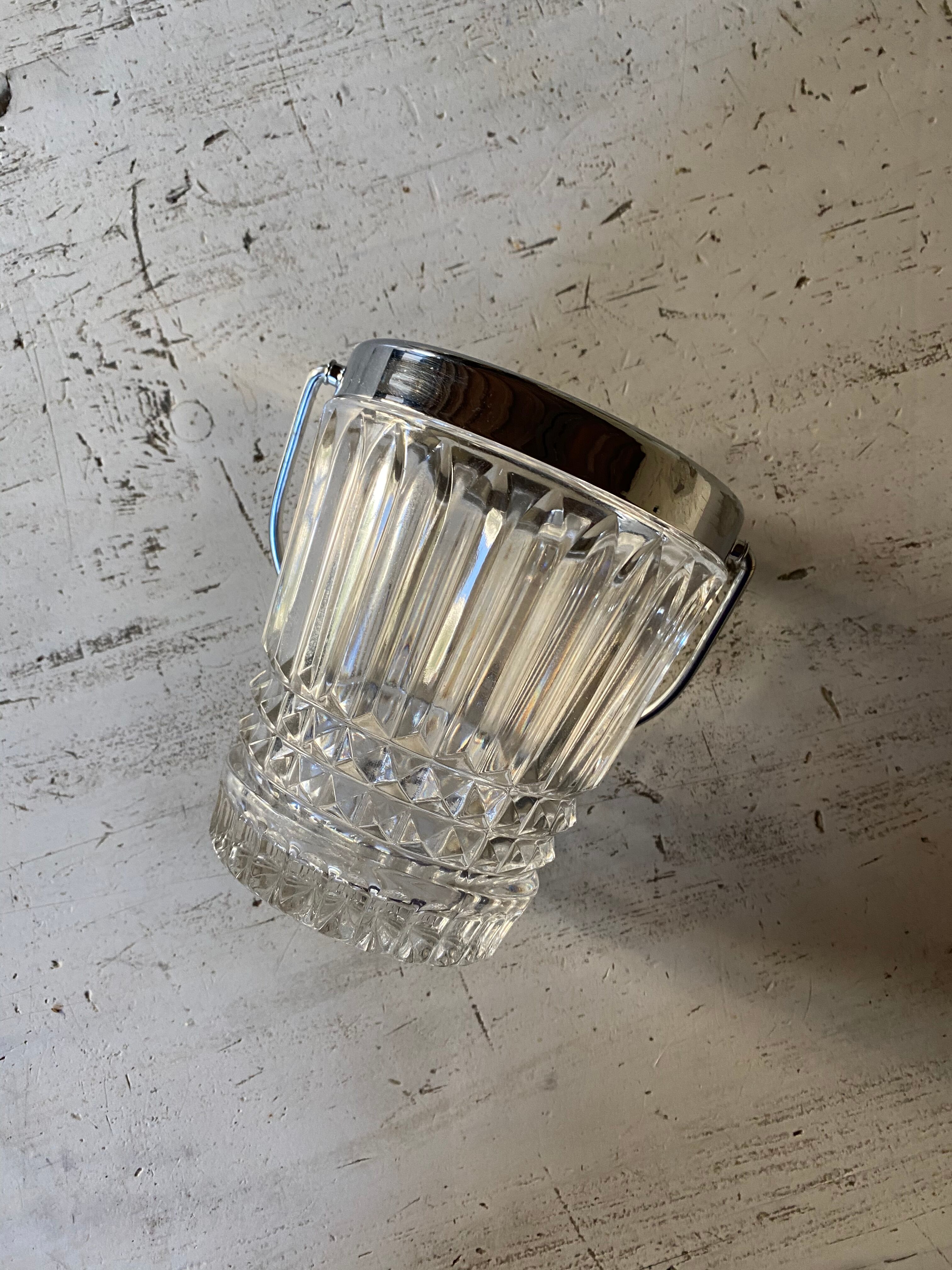 Bucket with chiseled glass glass