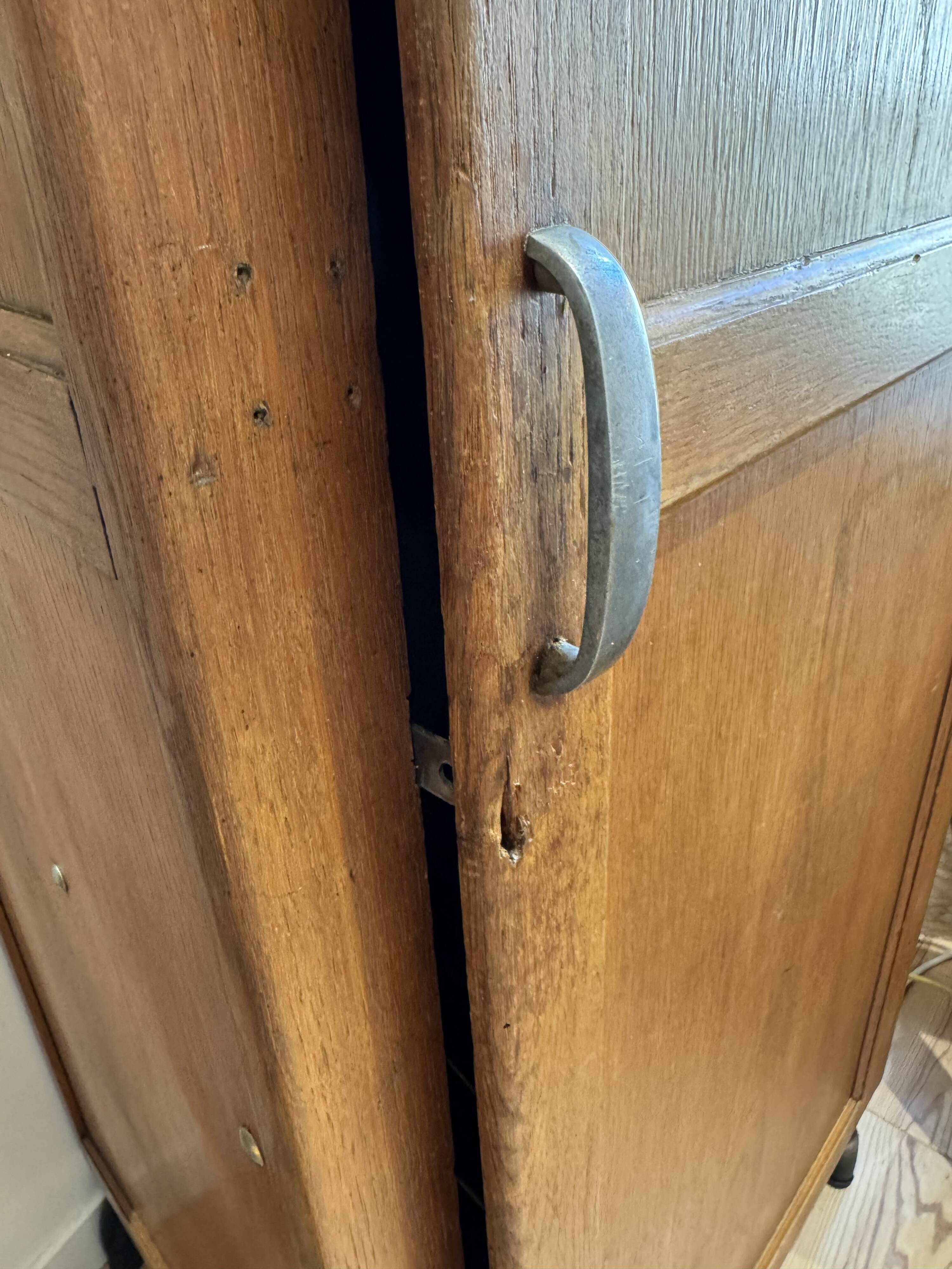 Wooden locker with tubular base