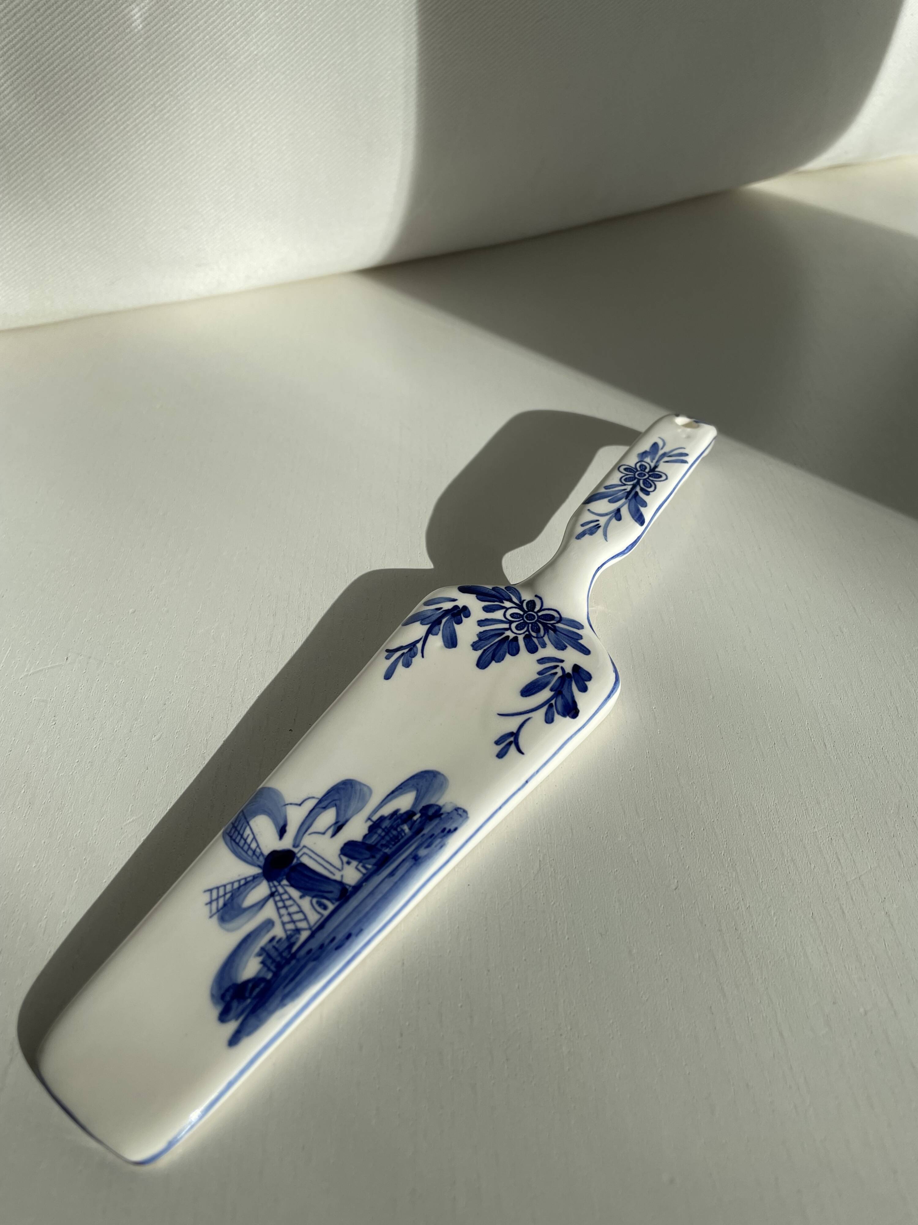 Pelle à tarte peinte à la main de Delft vintage
