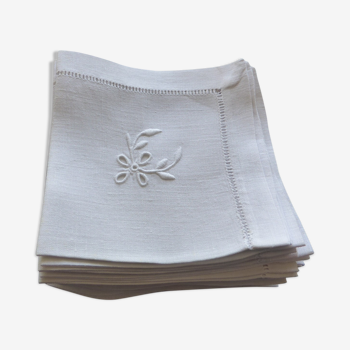 14 serviettes à cocktail anciennes en lin blanc à décor de fleurs