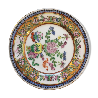 Vintage decorative plate in Chinese porcelain