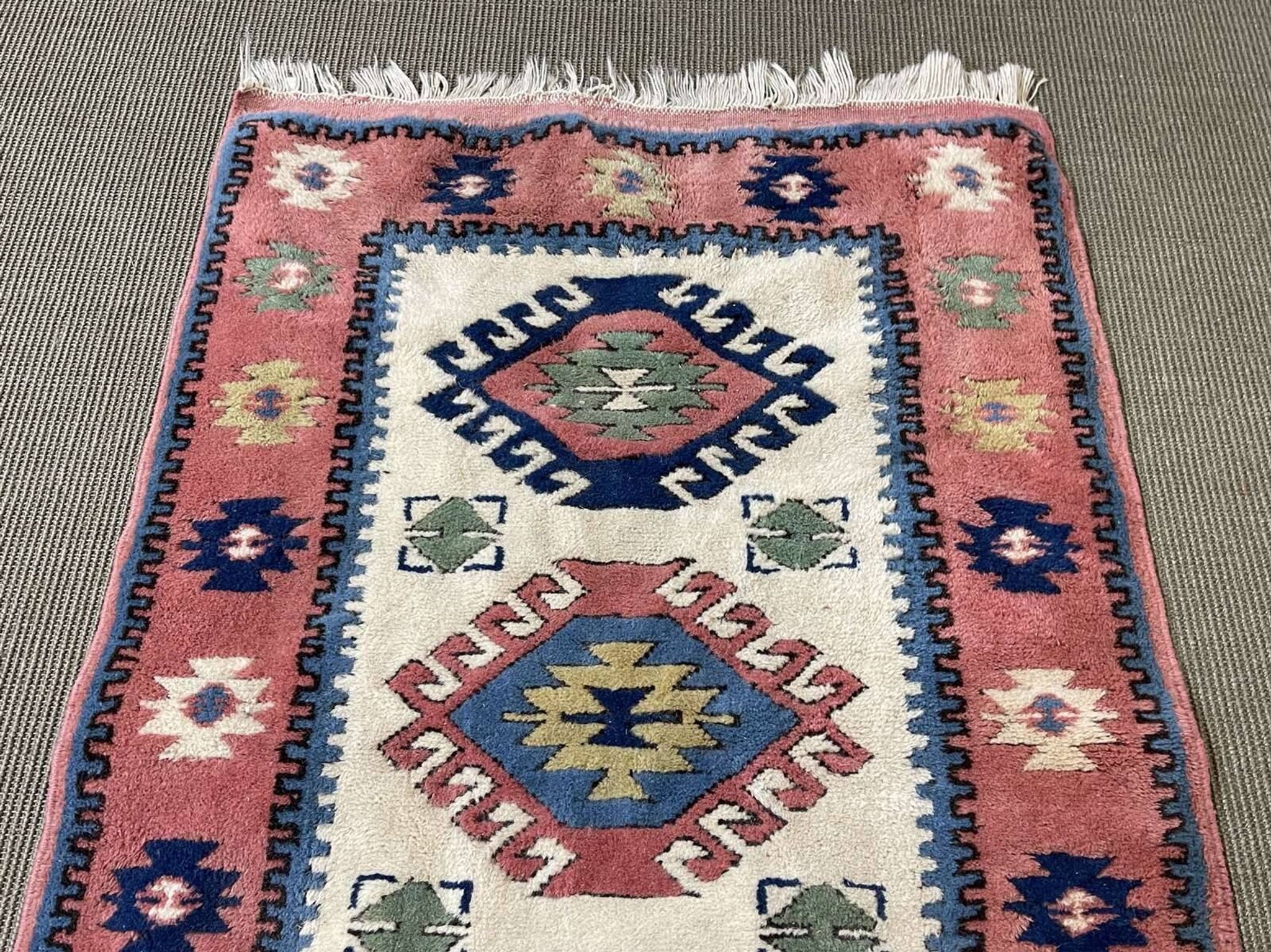 Handmade wool Oriental rug - 1.40m x 0.85m